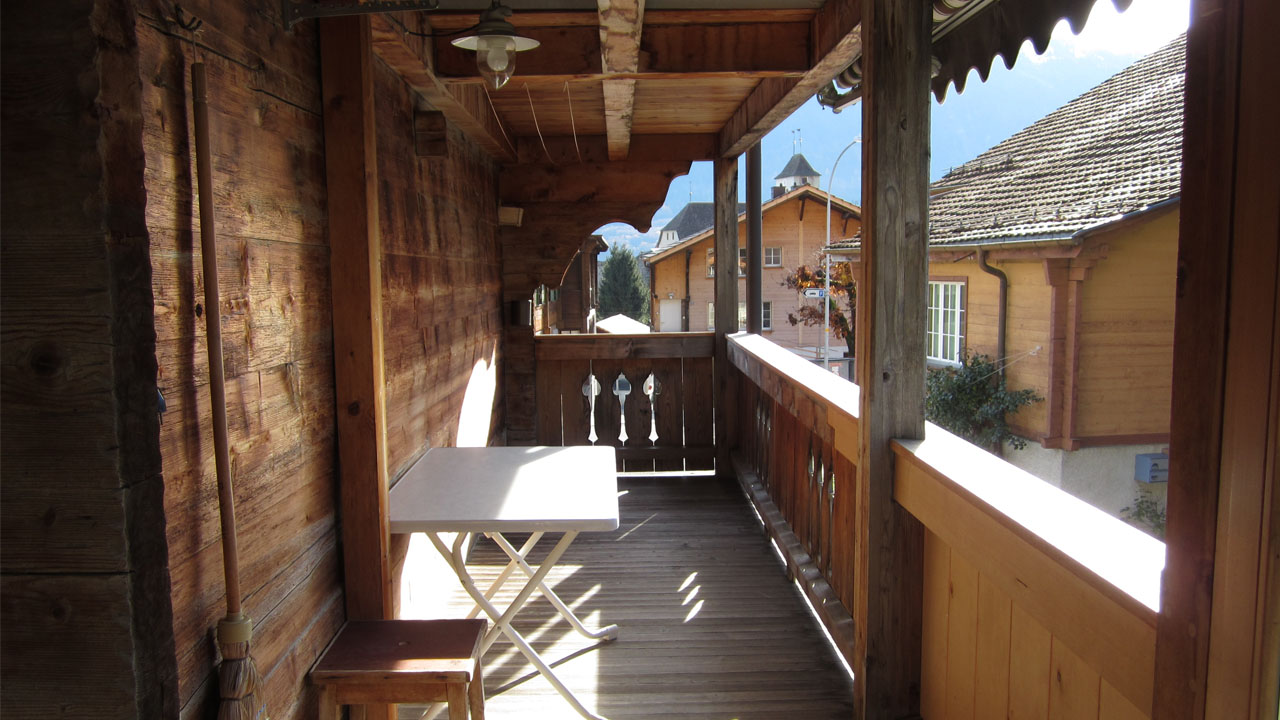 Gemütliche Sitzecke auf Balkon