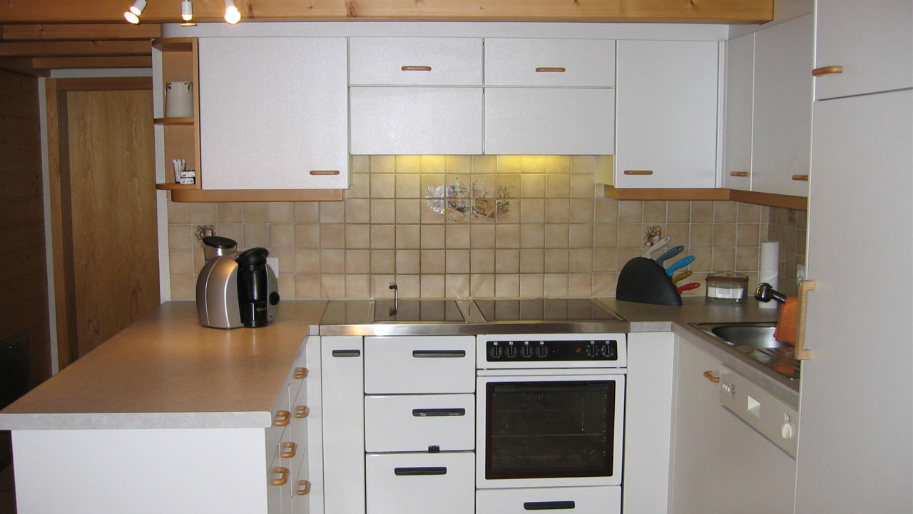 Küche mit Herd, Backofen, Kühlschrank