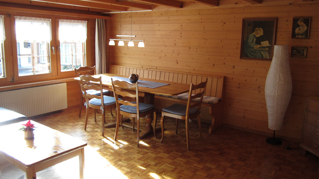 Helles Wohnzimmer mit Tisch